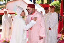 Image du Maroc Professionnelle de  Sa Majesté le Roi accompagné de SAR le Prince Héritier Moulay El Hassan et de SAR le Prince Moulay Rachid, a présidé, mardi après-midi au Palais Marchane à Tanger, une réception à l’occasion du 20ème anniversaire de l’accession du Souverain au Trône de Ses glorieux ancêtres, le 30 Juillet 2019. Le Souverain est salué par le chef du Gouvernement venu présenter ses voeux à SM le Roi en cette heureuse occasion. (Photo/ SPPR) via Jalilbounhar.com
 